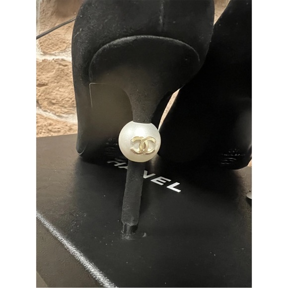 Like new CHANEL suede heels with cap toe and pearl - Picture 5 of 9